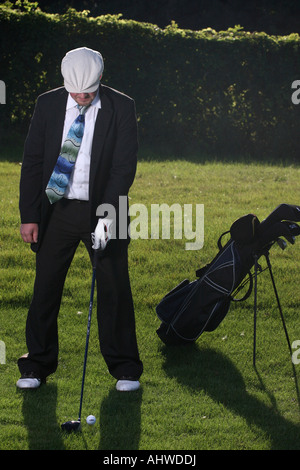 Amerikanische Golfplätze junger Geschäftsmann in voller Anzug Golf auf dem Platz Geschäftsmann Golfspielen Leben n USA vertikales Format Hi-res Stockfoto