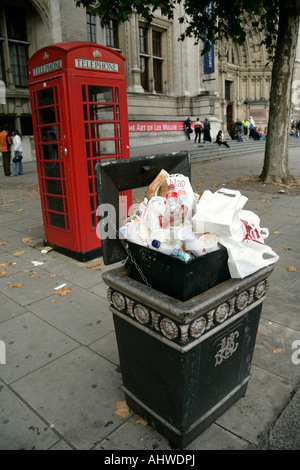 Überquellenden Mülleimer um durch städtische Arbeiter außerhalb des Victoria & Albert Museum, London, UK entleert werden erwartet Stockfoto