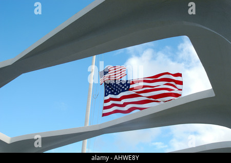 Amerikanische Flaggen wehen auf Halbmast über die USS Arizona Memorial Stockfoto