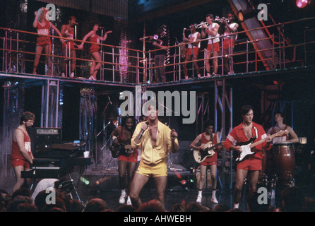 WHAM George Michael in gelb und Andrew Ridgeley auf der rechten Seite der Club Tropicana Tour 1983 Stockfoto