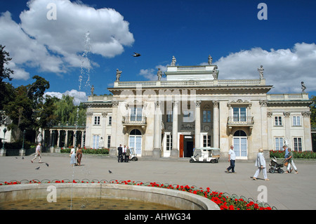 Palast auf dem Wasser im Royal Lazienki Park in Warschau, Polen Stockfoto