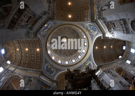 Nach oben auf der Innenseite der Kuppel und der Decke der St. Peters Dom Vatikanstadt Rom Latium Italien Stockfoto