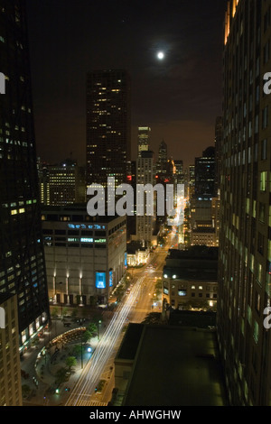 Blick nach Süden an der North Michigan Avenue in Chicago nach unten auf den Verkehr auf eine Mondschein-Nacht Stockfoto