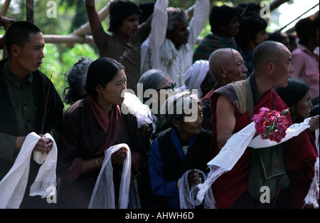 Tibetischen Pilger im Gebet Schals warten auf den Dalai Lama in Bodh Gaya, Indien zu gelangen Stockfoto