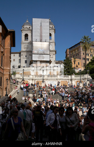 Nachschlagen von Piazza Di Spagna über Schar von Touristen und Einheimischen auf der Piazza di Spagna mit Brunnen in Richtung Trinita dei Monti Stockfoto