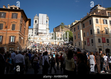 Nachschlagen von Piazza Di Spagna über Schar von Touristen und Einheimischen auf der Piazza di Spagna mit Brunnen in Richtung Trinita dei Monti Stockfoto