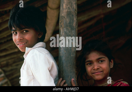 Porträt einer Bruder und Schwester in einem armen Slumgebiet von Delhi. Indien Stockfoto