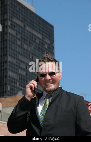 Der Managerin steht und ruft das Handy auf der Straße der Stadt an, von vorne Bilder Bilder Fotos Fotos in der Nähe vertikal in den USA Hi-res Stockfoto