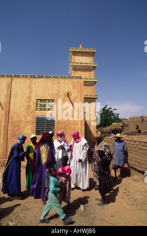 Die ältesten Verlassen der Moschee in Gorom Gorom, Burkina Faso Stockfoto