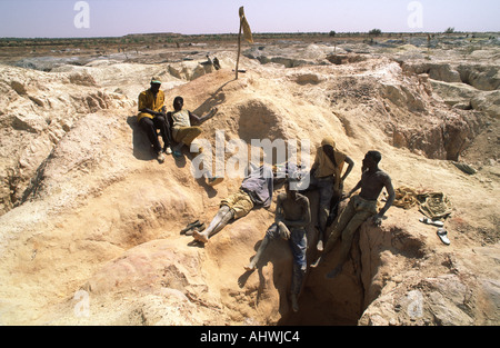 Handwerkliche Goldgräber, die eine Pause machen. Essakane, Burkina Faso, Westafrika Stockfoto