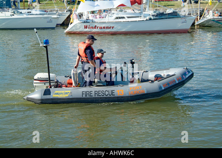 Feuer Rettungs- und Grenze Patrouillenboote patrouillieren die Gewässer auf dem St. Clair River Michigan zwischen den USA und Kanada Stockfoto