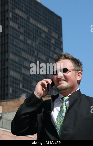 Der Managerin steht und ruft das Handy auf der Straße der Stadt an, von den Vorderbildern Bilder Fotos in der Nähe vertikal in den USA Hi-res Stockfoto