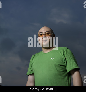 Niedrigen Winkel Blick auf ein übergewichtiger Mann lächelnd Stockfoto