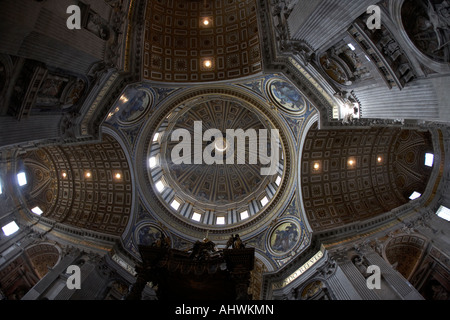 Nach oben auf der Innenseite der Kuppel und der Decke der St. Peters Dom Vatikanstadt Rom Latium Italien Stockfoto