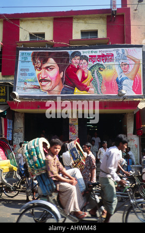 Kleines Kino auf einer belebten Straße der Stadt in Dhaka. Bangladesch Stockfoto