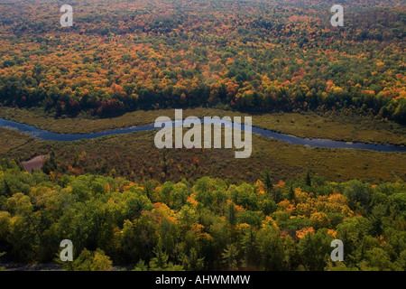 Herbstfarben am Porcupine Mountains State Park in Michigan Upper Peninsula Stockfoto