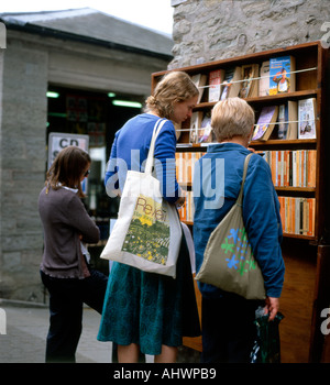 Browser in ein Outdoor-Buchhandlung Hay-Festival 2005 in Hay on Wye Powys Wales UK Stockfoto