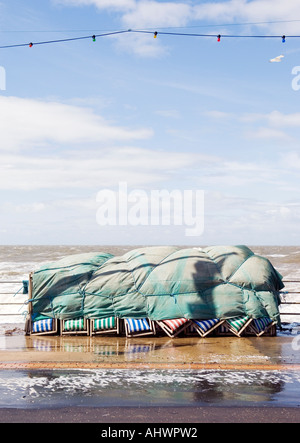 Gestapelte, mit Leinwänden bedeckte Liegestühle an der Promenade von Blackpool werden nun nach sieben Jahren Abwesenheit vom Resort im Sommer 2021 zurückkehren Stockfoto