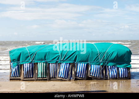 Gestapelte, mit Leinwänden bedeckte Liegestühle an der Promenade von Blackpool werden nun nach sieben Jahren Abwesenheit vom Resort im Sommer 2021 zurückkehren Stockfoto