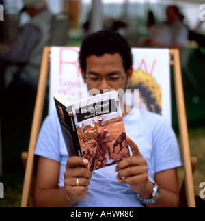College-Student liest Joseph Conrad den Roman Heart of Darkness beim Hay Festival in Hay on Wye Wales UK KATHY DEWITT Stockfoto