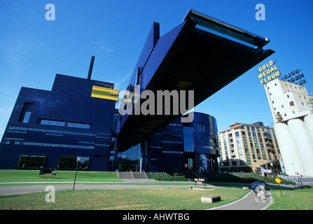 MILL RUINS PARK UND DAS GUTHRIE THEATER ENTLANG DEM MISSISSIPPI FLUß IN DIE INNENSTADT VON MINNEAPOLIS, MINNESOTA. Stockfoto