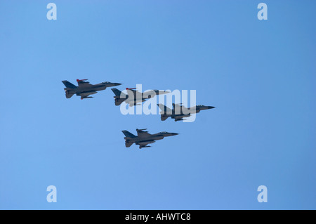 US-Luftwaffe F-16 Fighting Falcon Kampfjets fliegen in formation Stockfoto