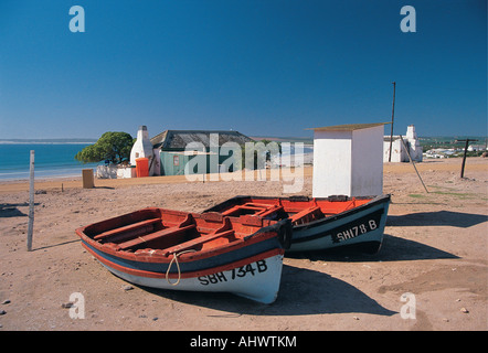 Zwei 2 Angelboote/Fischerboote am Strand von Paternoster Fischerdorf Western Coast West Cape Südafrika hoch aufgestellt Stockfoto