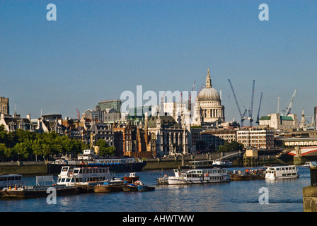 Blick entlang der Themse Stockfoto