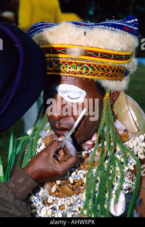 Frauen Kinderschminken in Mount Hagen kulturelle zeigen. Papua-Neu-Guinea 2003 Stockfoto