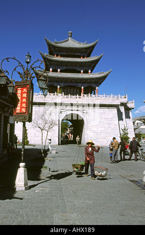 China Yunnan Dali erbaute neu Stadttor Touristenattraktion Stockfoto