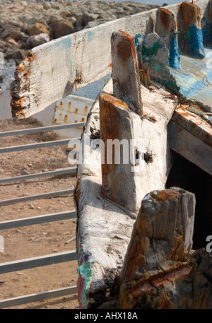 Fäulnis Hulk. Abbau von einem traditionellen Fischerboot, links am Ufer nach einem Wrack. Stockfoto