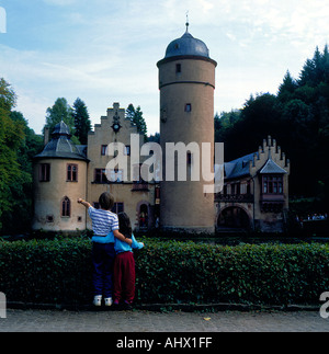 zwei Kinder vor Wasser Castel Mespelbrunn, Deutschland. Foto: Willy Matheisl Stockfoto