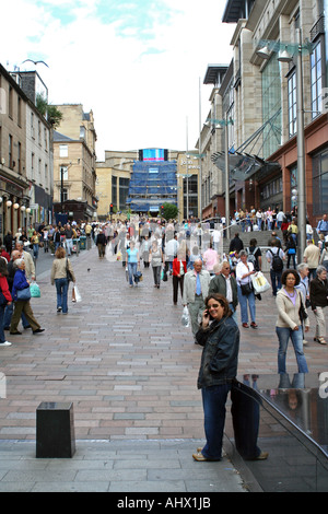Samstag Nachmittag Straßenszene. Blick vom u-Bahn Ausgang, Buchanan Street, Glasgow, Schottland, Vereinigtes Königreich. August 2006. Stockfoto