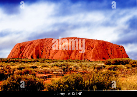 Bild von Ayers Rock und Vordergrund Wüstenlandschaft im frühen Morgenlicht Stockfoto