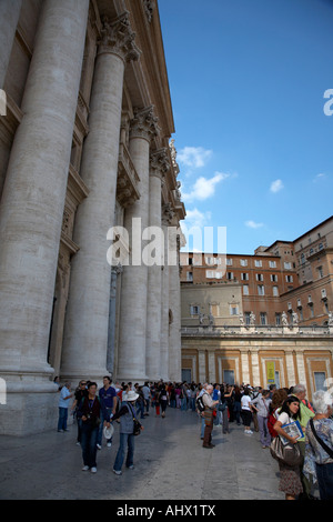 Touristen vor dem Eingang zum St. Peters Dom Vatikanstadt Rom Latium Italien Stockfoto