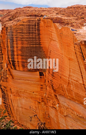 Bild von zwei junge Wanderer posiert am Rand einer Klippe schieren Dropoff in King s Canyon Arizona Stockfoto