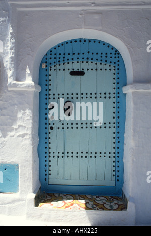 Komplizierte beschlagene Holztür und Heimat Eingang in Blautönen, Chefchaouen, nördlichen Marokko, Afrika Stockfoto