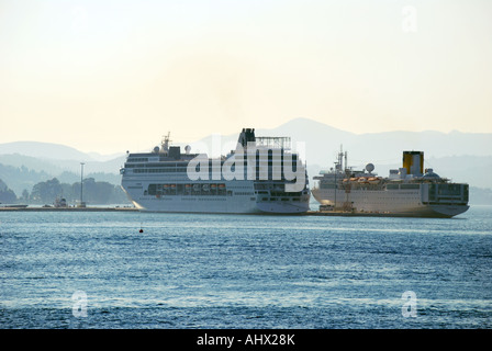 Kreuzfahrtschiffe im Hafen, Korfu, Kerkyra, Korfu, Ionische Inseln, Griechenland Stockfoto