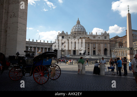 Kutsche mit Pferd sitzt außerhalb der Linie der Vatikanstadt Gebiet in St. Peters Platz Rom Latium Italien markiert Stockfoto