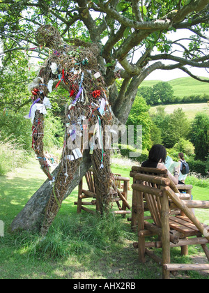 Bunt geschmückten Mais Dolly unter alten Apfelbaum in Kelch auch Gärten Glastonbury Somerset England Vereinigtes Königreich Stockfoto