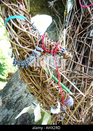 Detail des Mais Dolly Hand mit Armreifen Perlen und Armband in Kelch auch Gärten Glastonbury Somerset England Vereinigtes Königreich Stockfoto