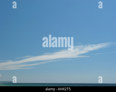 Wolkenbildung mit wispy Wolke Kondensstreifen und einfachen blauen Himmel über Meer mit Fernblick über die weißen Klippen von Dover Stockfoto