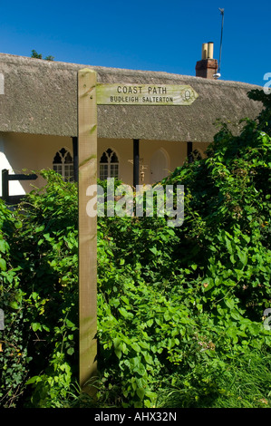 Küste Weg Budleigh Salterton Holz Richtung Wegweiser auf South West Coast Path bei Ladram Bay Devon England UK Stockfoto