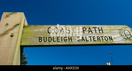 Küste Weg Budleigh Salterton Holz Richtung Wegweiser auf South West Coast Path bei Ladram Bay Devon England UK Stockfoto