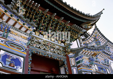 China Yunnan Dali Fuxing Lu neuen traditionellen Stil Tempeleingang Stockfoto