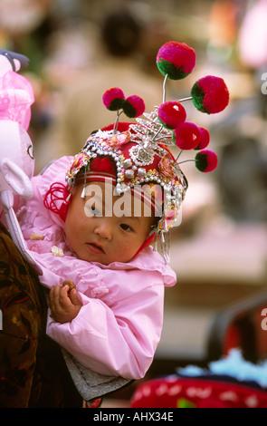 China Yunnan Dali Wase Bai Baby traditionellen Hut Stockfoto