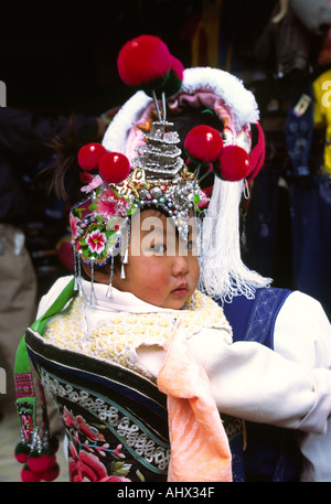 China Yunnan Dali Wase Bai Baby traditionellen Hut Stockfoto