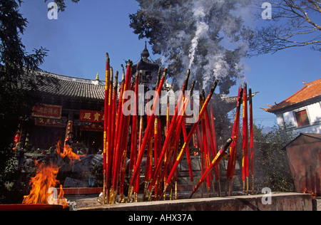 Yunnan Dali Guanyin Tang Göttin der Barmherzigkeit-Tempel in China große brennende Angebote Stockfoto