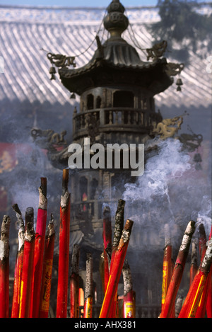 Yunnan Dali Guanyin Tang Göttin der Barmherzigkeit-Tempel in China große brennende Angebote Stockfoto