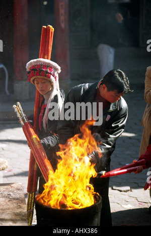 China Yunnan Dali Guanyin Tang Göttin der Barmherzigkeit Tempel Beleuchtung brennen Angebote Stockfoto